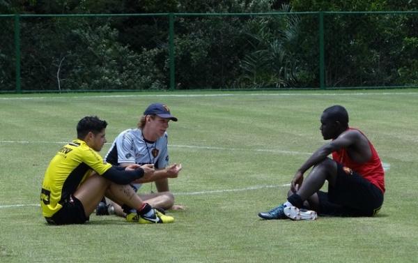 Sérgio Guedes quer Cicinho e Hugo como líderes no Sport (Imagem:Reprodução)