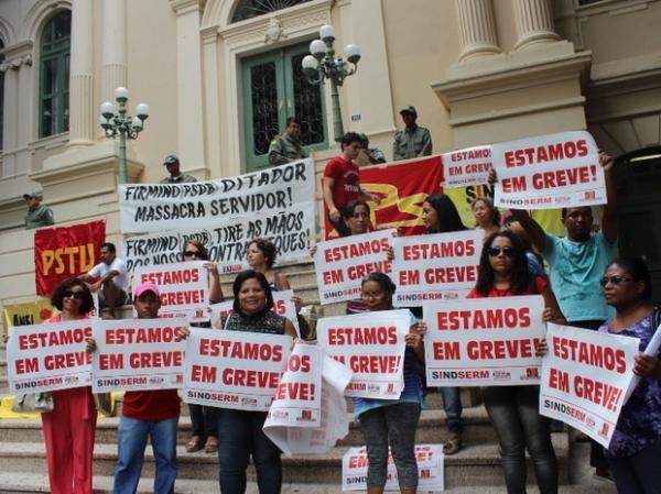 Servidores deflagram greve em frente ao pr&eacute;dio da Prefeitura de Teresina(Imagem:Reprodu&ccedil;&atilde;o)