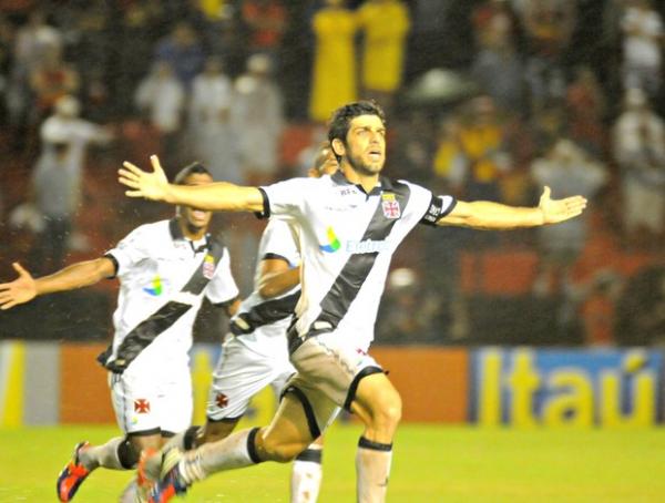 Sob chuva, Juninho comemora efusivamente seu gol de falta(Imagem: Aldo Carneiro/Pernambuco Press)