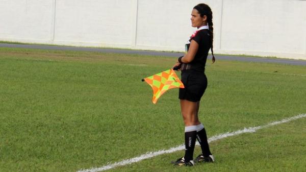 Sob olhares de torcedores, Carolina Ramanholi foi assistente de Parnahyba x Gurup(Imagem:Reprodução)