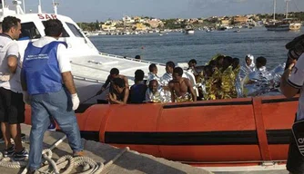 Sobreviventes de naufrágio na costa de Lampedusa são resgatados .