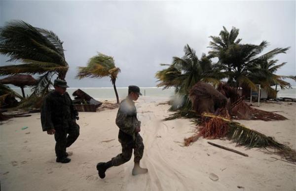Soldados passam por árvores derrubadas em Mahahual, no estado mexicano de Quintana Roo(Imagem: Victor Ruiz/Reuters)