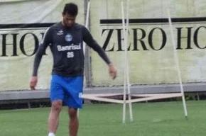 Souza simula situações de jogo