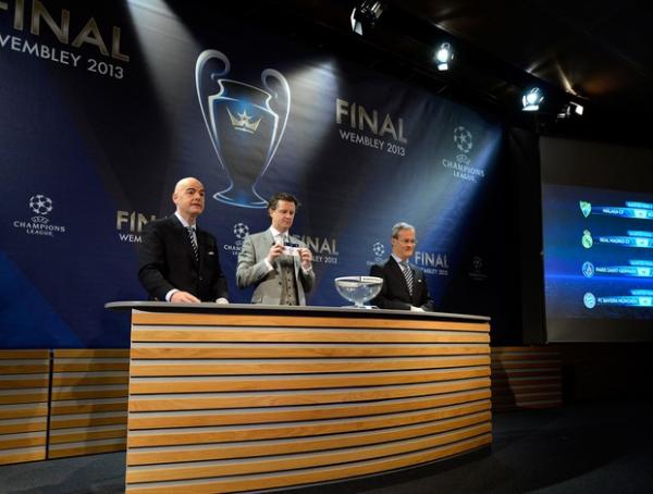 Steve McManaman no sorteio ao lado de Gianni Infantino(Imagem:Reprodu&ccedil;&atilde;o)
