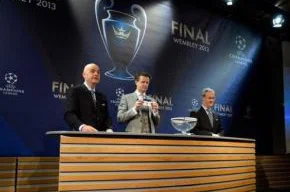 Steve McManaman no sorteio ao lado de Gianni Infantino