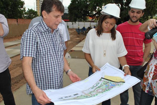 Superintendente Jo&atilde;o P&aacute;dua com mapa do Parque Cidadania(Imagem:B&aacute;rbara Rodrigues)