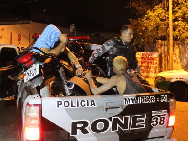 Suspeitos de praticarem homicídios e assaltos em Teresina (Imagem:Ellyo Teixeira/G1)