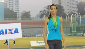Suynayra da Silva durante pódio no Troféu Brasil de Atletismo