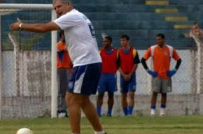 Técnico Fahel Júnior acredita no time titular para melhorar na competição