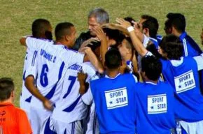 Técnico passa instruções após gol do Rio Claro contra o Comercial