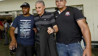 Técnico Tite passou escoltado e não falou com a imprensa