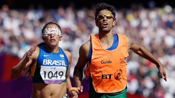 Terezinha Guilhermina e Guilherme Santana se classificaram para a final dos 400m T12(Imagem:AP)