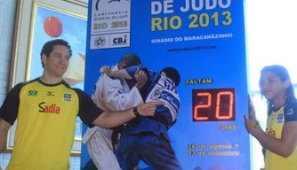 Thiago Camilo e Sarah Menezes posam ao lado da contagem regressiva para o Mundial