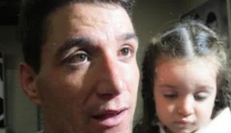 Thiago Neves com a filha Maria Carolina no colo após o empate