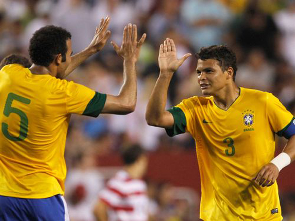 Thiago Silva, &agrave; direita, ser&aacute; o capit&atilde;o brasileiro nos Jogos Ol&iacute;mpicos de Londres(Imagem:Reprodu&ccedil;&atilde;o)
