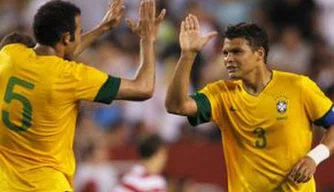 Thiago Silva, à direita, será o capitão brasileiro nos Jogos Olímpicos de Londres