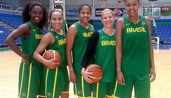"Tias" Adrianinha, Chuca e Karla com as novinhas Joice e Damiris.