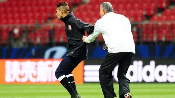 Tite banca o zagueiro e puxa Guerrero durante treino(Imagem:Reprodu&ccedil;&atilde;o)