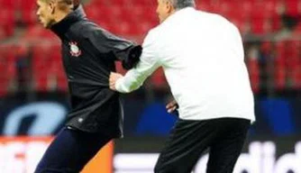 Tite banca o zagueiro e puxa Guerrero durante treino