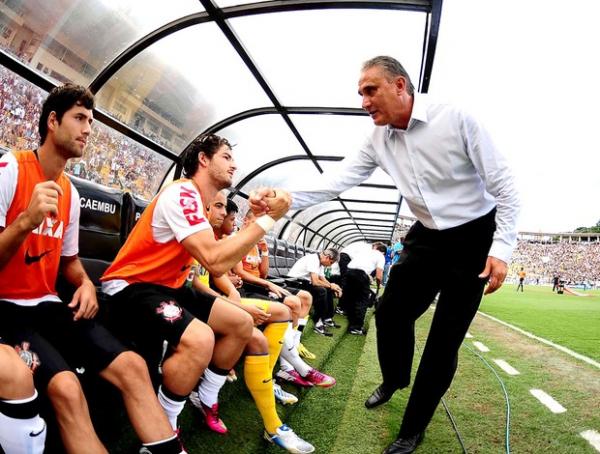 Tite cumprimenta Pato antes do clássico contra o Palmeiras(Imagem:Reprodução)