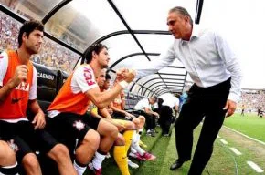 Tite cumprimenta Pato antes do clássico contra o Palmeiras