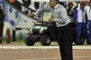 Tite orienta o Corinthians na partida contra o San José