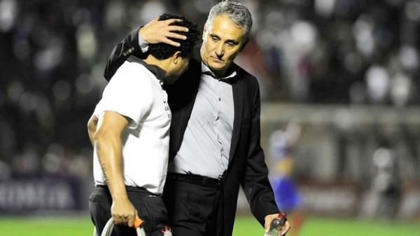 Tite recebe apoio da comissão técnica após vitória sobre o Bahia(Imagem:Reprodução)