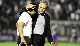 Tite recebe apoio da comissão técnica após vitória sobre o Bahia.