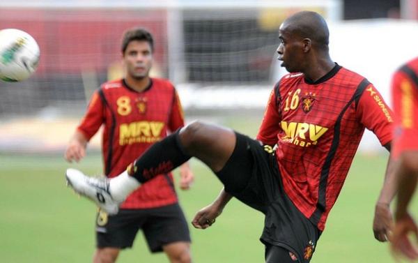 Tobi espera dureza contra o Atlético-GO na Ilha do Retiro(Imagem:Aldo Carneiro / Pernambuco Press)