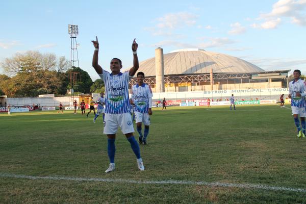 Toni, do Parnahyba, comemora gol no Estádio Lindolfo Monteiro(Imagem:Reprodução)