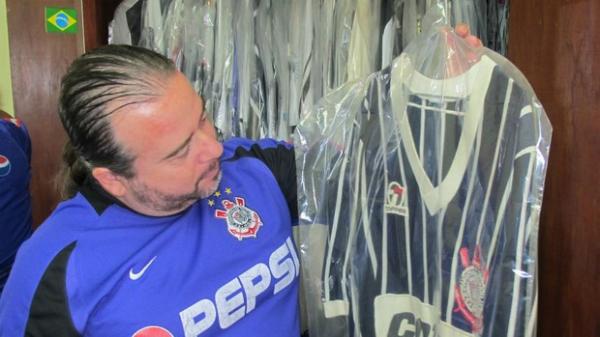 Torcedor do Corinthians Marcelo Garber exibe camisa de Ataliba(Imagem:Reprodução)