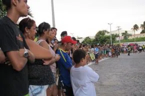 Torcedores aguardam a seleção brasileira no hotel em Fortaleza