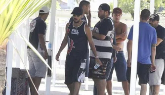 Torcedores caminham dentro de Centro de Treinamento do Corinthians em invasão