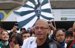 Torcida do Coritiba recebe o camisa 10 Alex