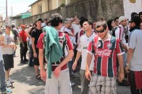 Torcida do Fluminense fez fila e festa no Independência