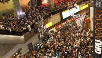 Torcida lota o aeroporto no embarque do Timão para Tóquio