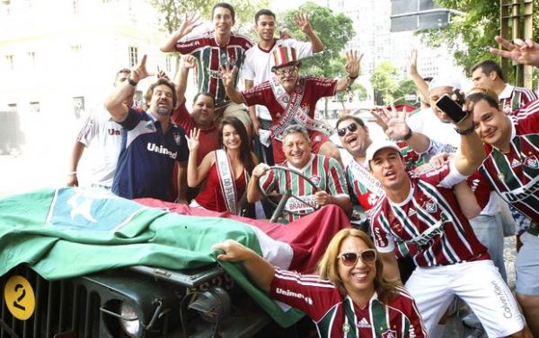 Torcida tricolor faz a festa com o ídolo Romerito e com Priscila Cannone(Imagem:Reprodução)