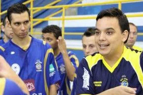 Treinador orienta atletas durante partida