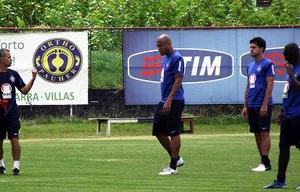 Treinador orienta jogadores durante o treinamento deste sábado