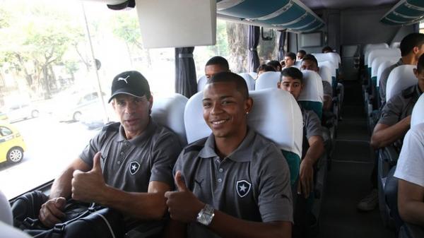 Tulio ao lado do meia Fabiano em ônibus rumo ao Engenhão (Imagem:Reprodução)
