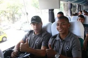 Tulio ao lado do meia Fabiano em ônibus rumo ao Engenhão