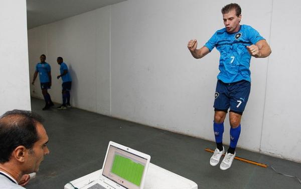 Túlio durante o teste de saltos realizado pelos fisiologistas do Bota(Imagem:Reprodução)