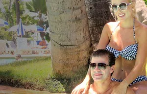 Túlio Maravilha ao lado da esposa e empresária