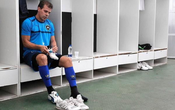 Tulio no vestiário do Caio Martins: volta à rotina de colocar as chuteiras (Imagem:Reprodução)