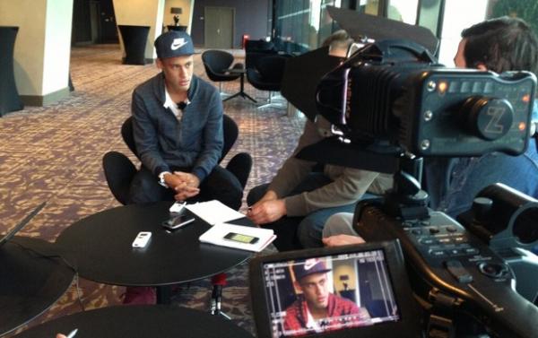 Twitter do site de Neymar divulgou foto do craque falando com jornalista alemão(Imagem:Reprodução)