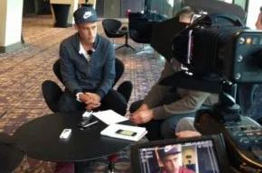 Twitter do site de Neymar divulgou foto do craque falando com jornalista alemão