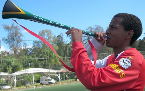 Tyroane brinca com uma vuvuzela, a corneta que ficou famosa na Copa de 2010(Imagem:Reprodu&ccedil;&atilde;o)