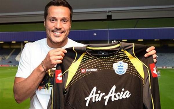 ulio C&eacute;sar posa com a camisa do Queens Park Rangers (Imagem:Reprodu&ccedil;&atilde;o)