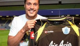 ulio César posa com a camisa do Queens Park Rangers