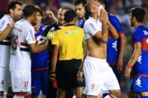 Últimos dois jogos de Luis Fabiano contra argentinos: duas expulsões